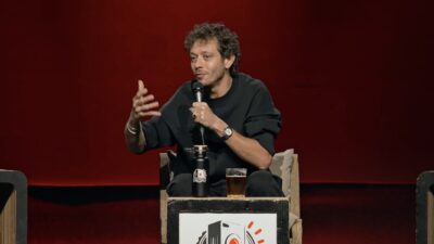 Valentino Rossi: Perjalanan Hidup dari Simulator iRacing hingga Nostalgia Remaja di Podcast Tintoria