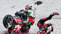 Kaki Johann Zarco Nyangkut di Motor Ducati Bagnaia