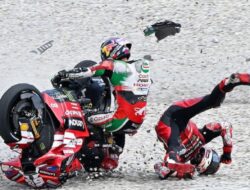 Insiden MotoGP, Kaki Johann Zarco Nyangkut di Motor Ducati Bagnaia