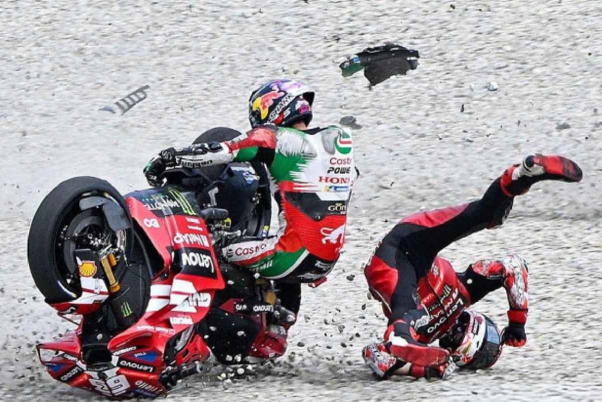 Kaki Johann Zarco Nyangkut di Motor Ducati Bagnaia