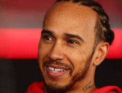Lewis Hamilton Menangis Saksikan Arsenal Juara Liga Premier 2026