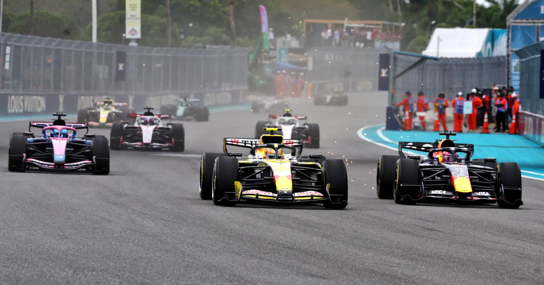 Liam Lawson Terkejut Diminta Kembalikan Posisi Max Verstappen di GP Miami 2026