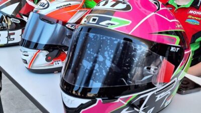 Tear-off helm pembalap MotoGP