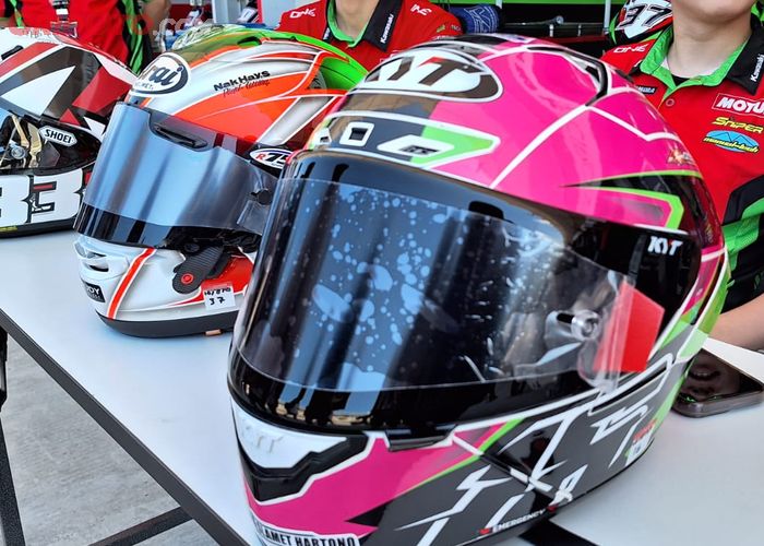 Tear-off helm pembalap MotoGP