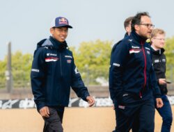 Veda Ega Pratama Jalani Track Walk Bersama Pembalap Honda Team Asia di Le Mans