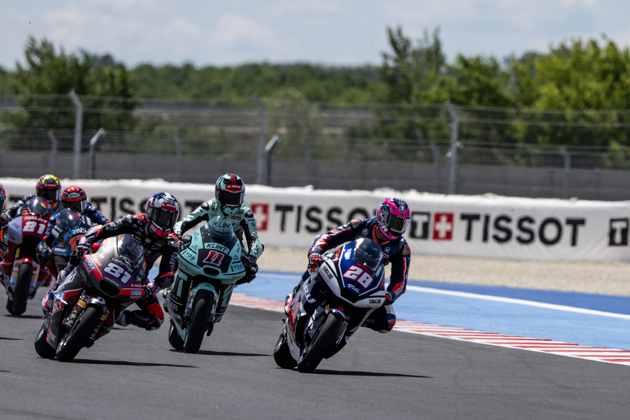 Izan Guevara Tembus Posisi 6 di Moto2 Hungaria 2026 Usai Hukuman Long Lap