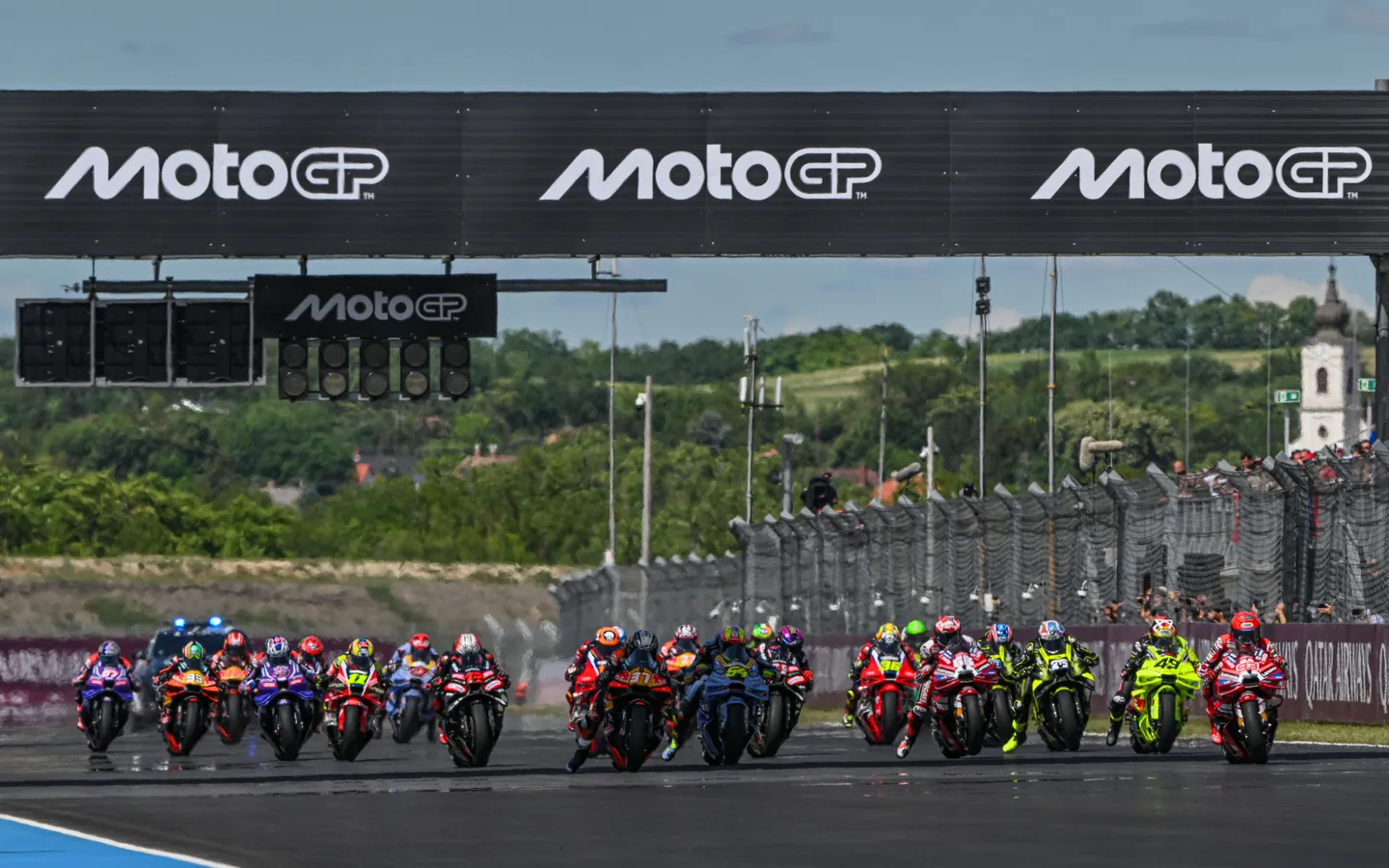 Siaran Ulang MotoGP Hungaria 2026: Drama Crash hingga Kemenangan Marc Marquez di Balaton Park
